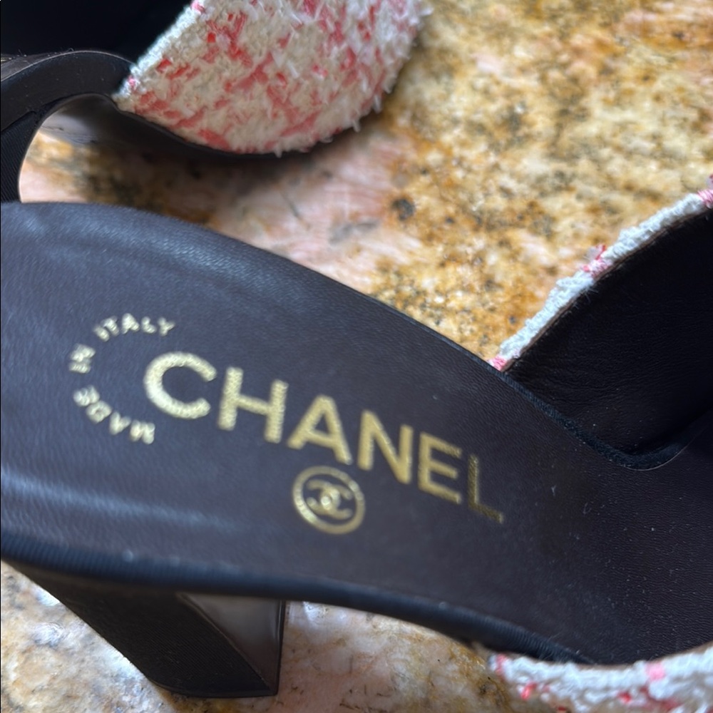Chanel Pink and White Mules with Tweed Design - Picture 4 of 11